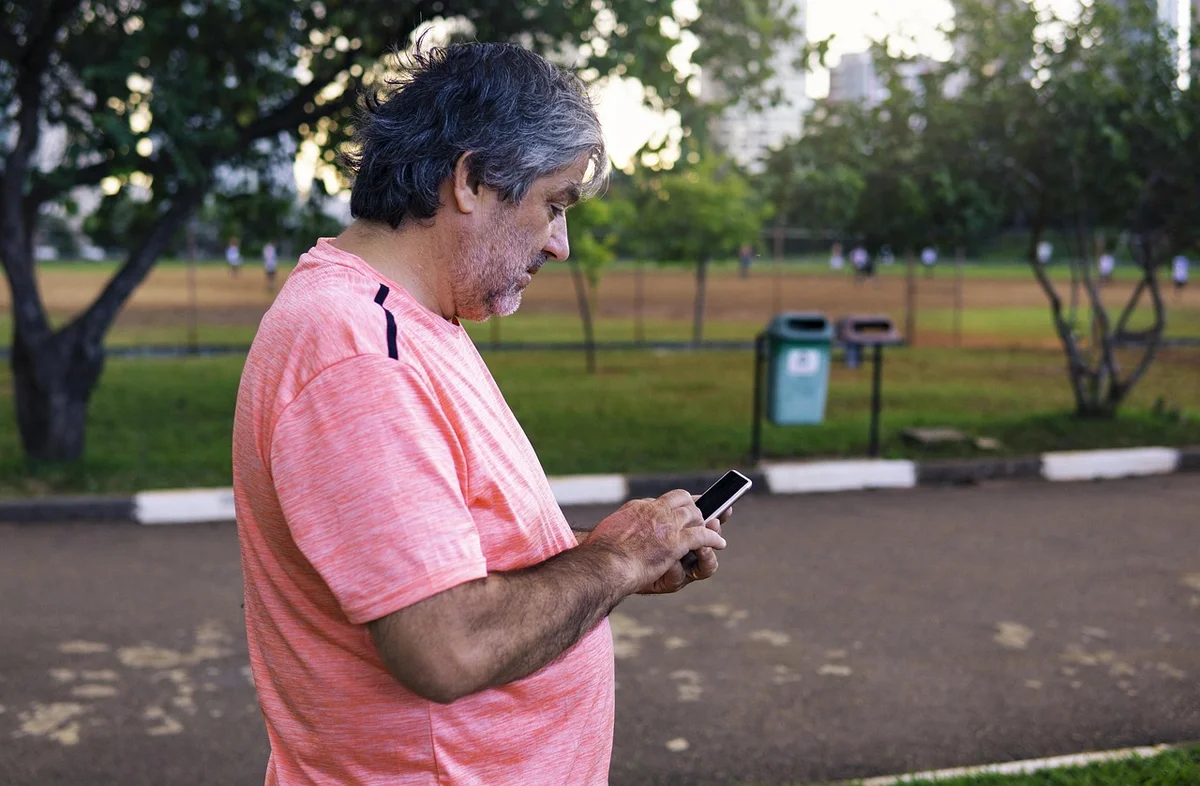 シニア女性がスマートフォンを操作している様子